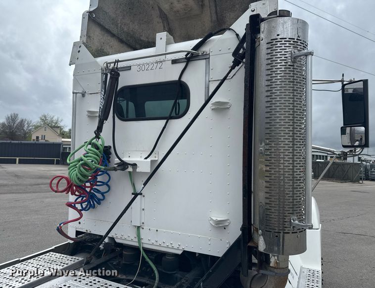 image for item DO0751 2000 Freightliner FLD semi truck