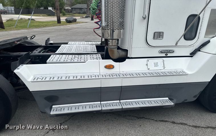 image for item DO0751 2000 Freightliner FLD semi truck