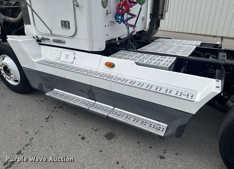 image for item DO0751 2000 Freightliner FLD semi truck