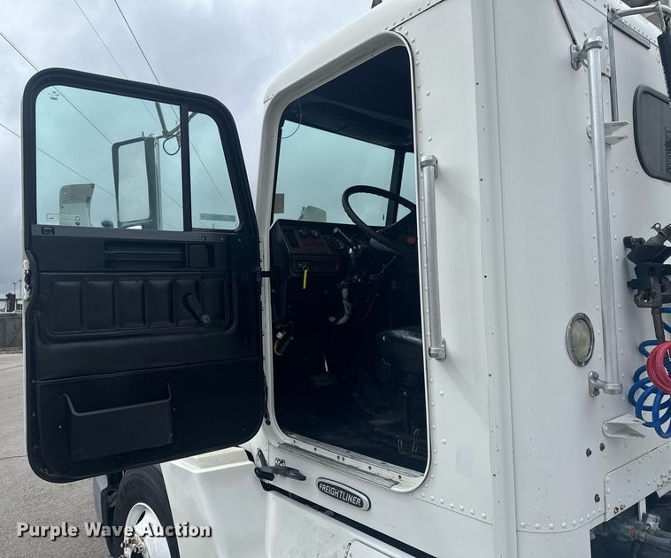 image for item DO0751 2000 Freightliner FLD semi truck