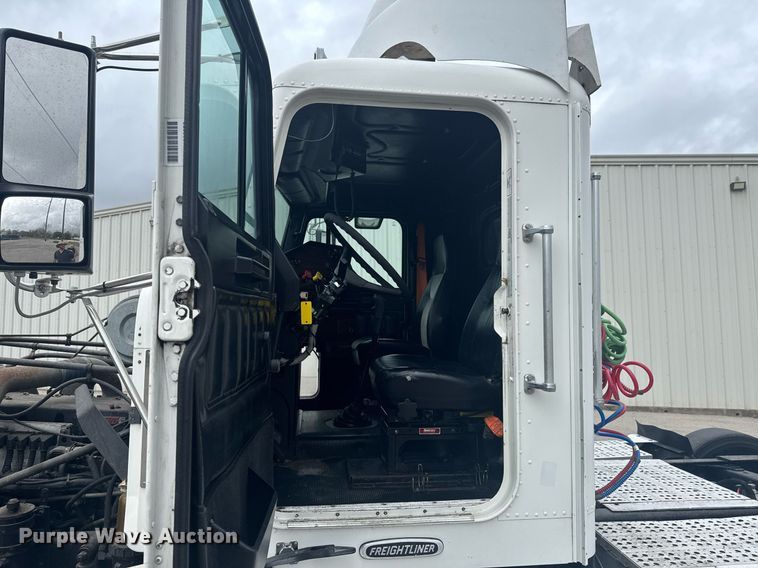 image for item DO0751 2000 Freightliner FLD semi truck