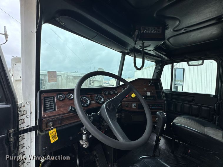 image for item DO0751 2000 Freightliner FLD semi truck