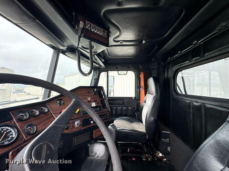 image for item DO0751 2000 Freightliner FLD semi truck