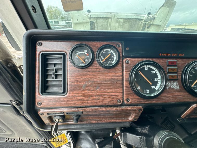 image for item DO0751 2000 Freightliner FLD semi truck