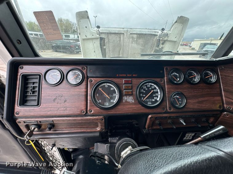 image for item DO0751 2000 Freightliner FLD semi truck