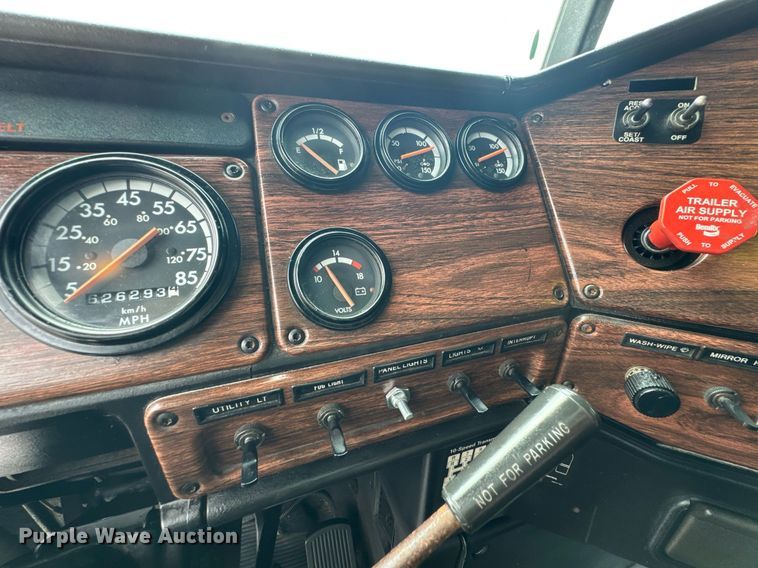 image for item DO0751 2000 Freightliner FLD semi truck