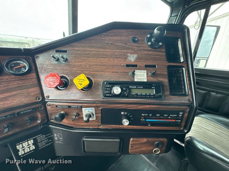 image for item DO0751 2000 Freightliner FLD semi truck