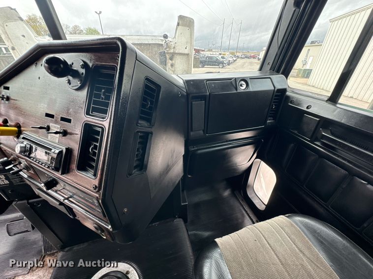 image for item DO0751 2000 Freightliner FLD semi truck