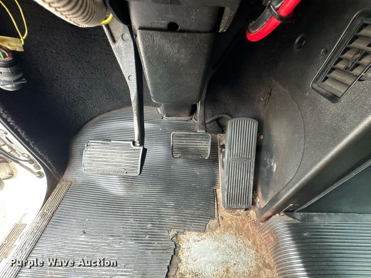 image for item DO0751 2000 Freightliner FLD semi truck