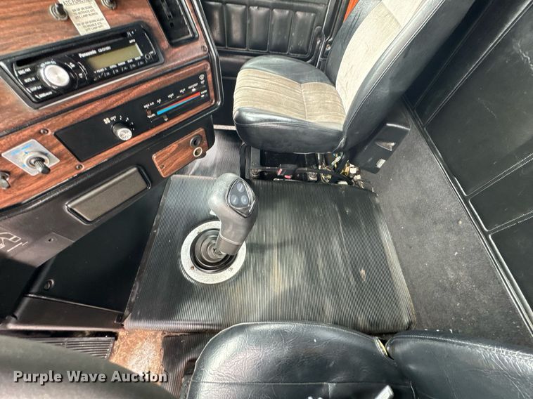 image for item DO0751 2000 Freightliner FLD semi truck