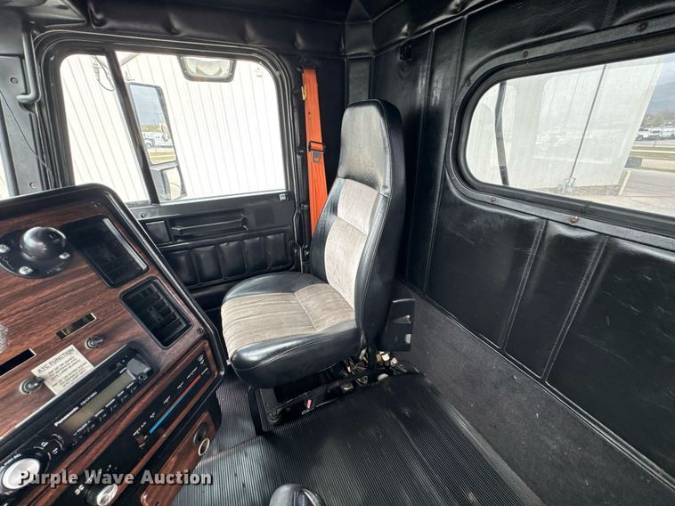 image for item DO0751 2000 Freightliner FLD semi truck