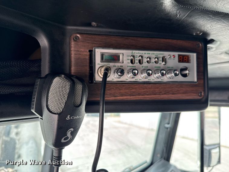 image for item DO0751 2000 Freightliner FLD semi truck