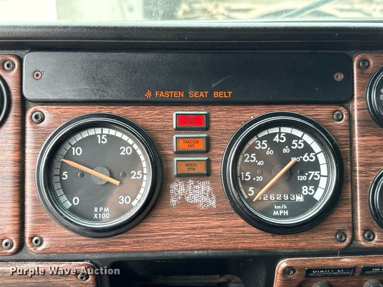 image for item DO0751 2000 Freightliner FLD semi truck