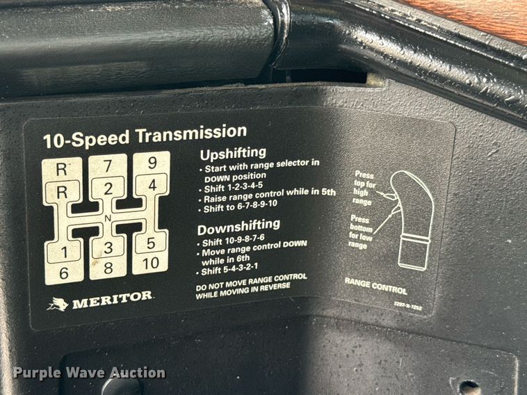 image for item DO0751 2000 Freightliner FLD semi truck