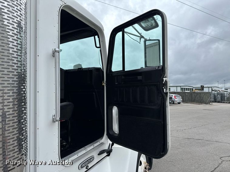 image for item DO0751 2000 Freightliner FLD semi truck