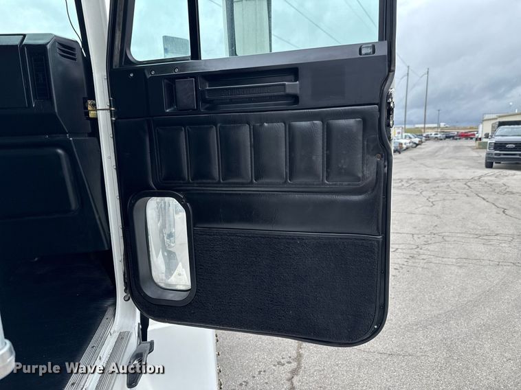 image for item DO0751 2000 Freightliner FLD semi truck