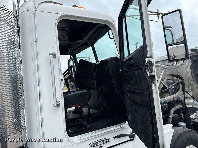image for item DO0751 2000 Freightliner FLD semi truck