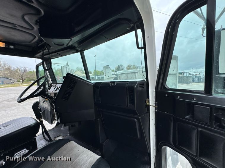 image for item DO0751 2000 Freightliner FLD semi truck