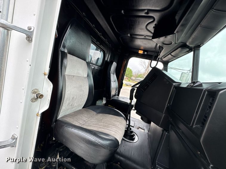 image for item DO0751 2000 Freightliner FLD semi truck