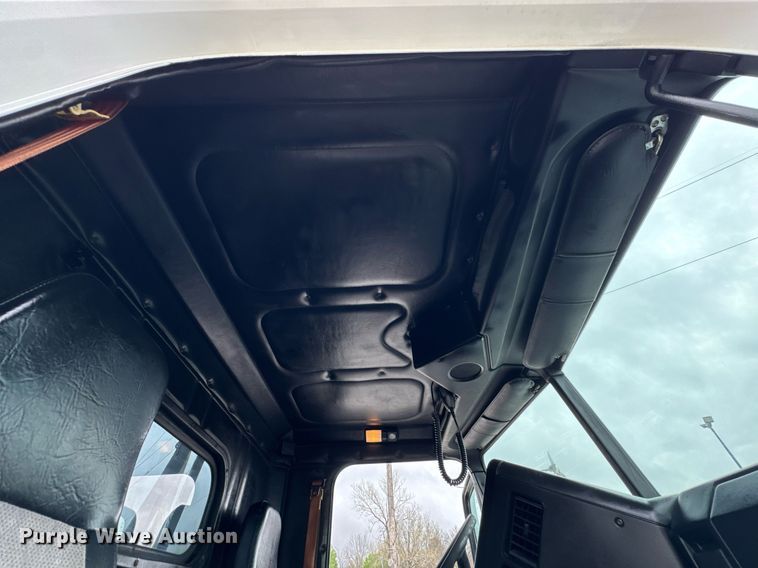 image for item DO0751 2000 Freightliner FLD semi truck