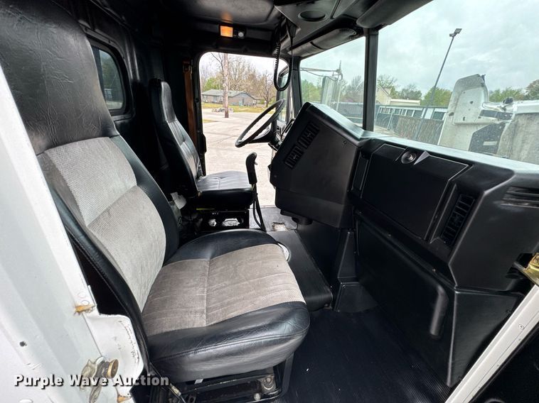 image for item DO0751 2000 Freightliner FLD semi truck