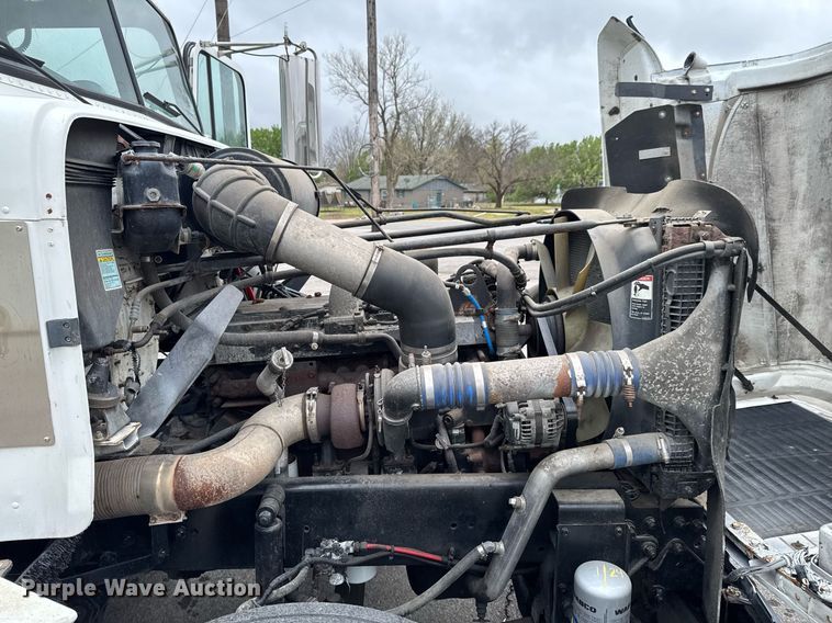 image for item DO0751 2000 Freightliner FLD semi truck