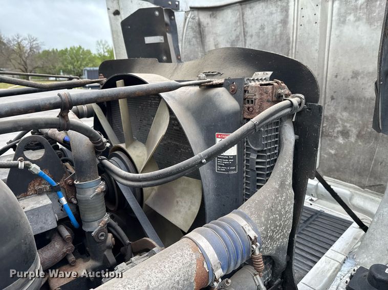 image for item DO0751 2000 Freightliner FLD semi truck