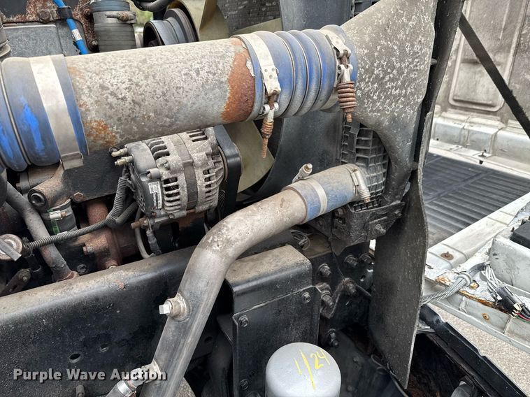 image for item DO0751 2000 Freightliner FLD semi truck