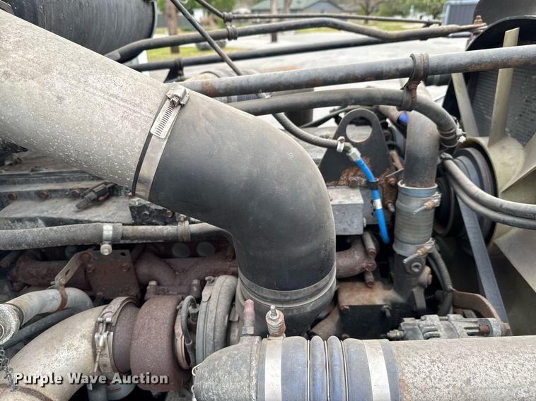 image for item DO0751 2000 Freightliner FLD semi truck