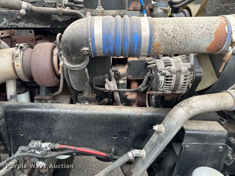 image for item DO0751 2000 Freightliner FLD semi truck