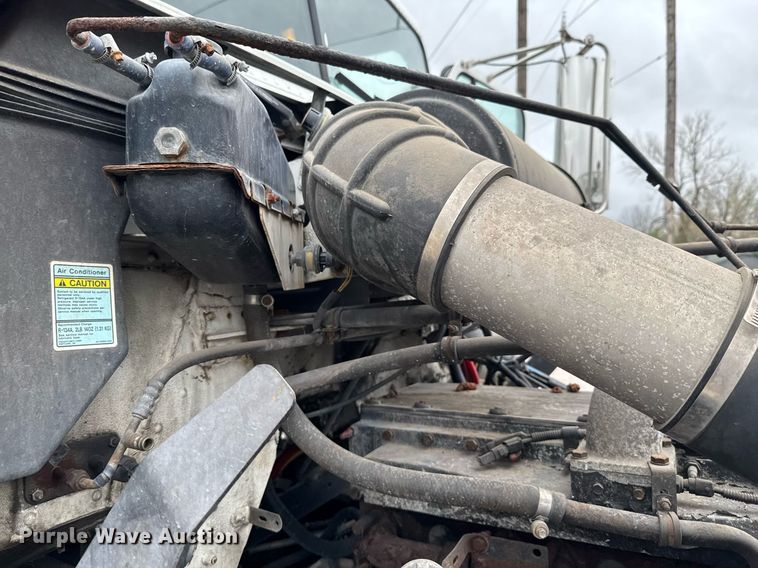 image for item DO0751 2000 Freightliner FLD semi truck