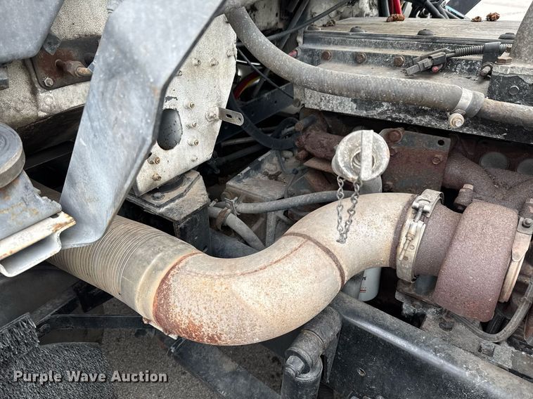 image for item DO0751 2000 Freightliner FLD semi truck