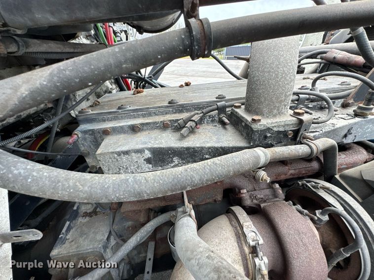 image for item DO0751 2000 Freightliner FLD semi truck