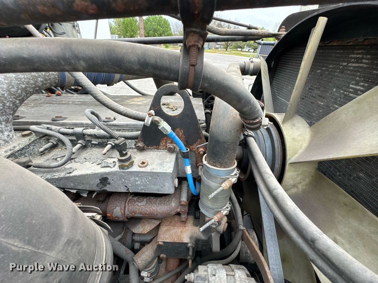 image for item DO0751 2000 Freightliner FLD semi truck