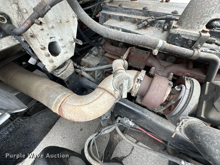 image for item DO0751 2000 Freightliner FLD semi truck