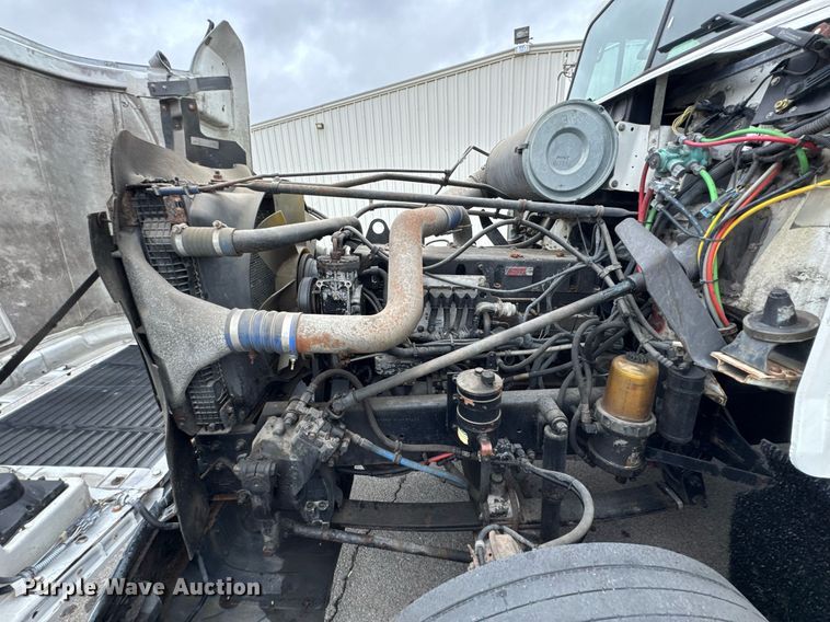 image for item DO0751 2000 Freightliner FLD semi truck