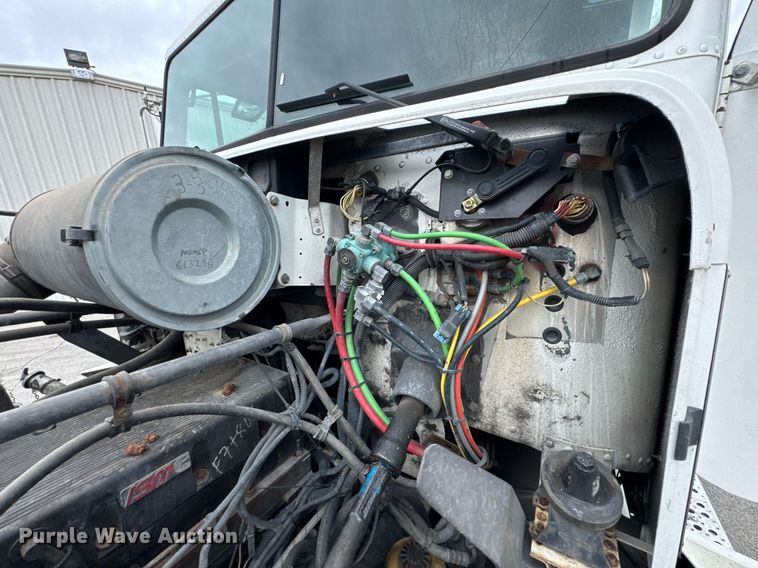 image for item DO0751 2000 Freightliner FLD semi truck