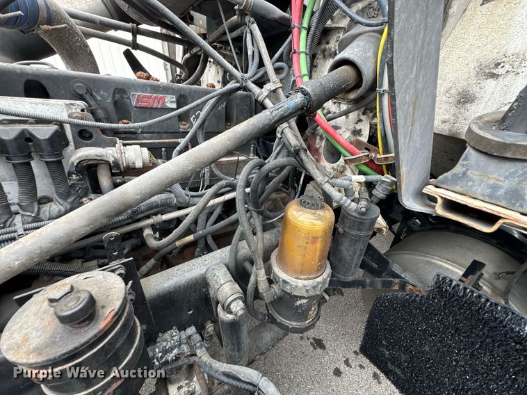 image for item DO0751 2000 Freightliner FLD semi truck