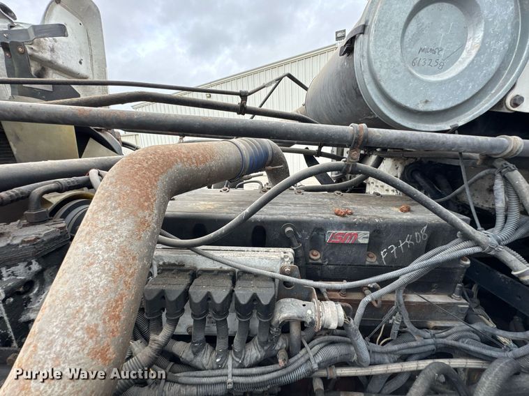 image for item DO0751 2000 Freightliner FLD semi truck