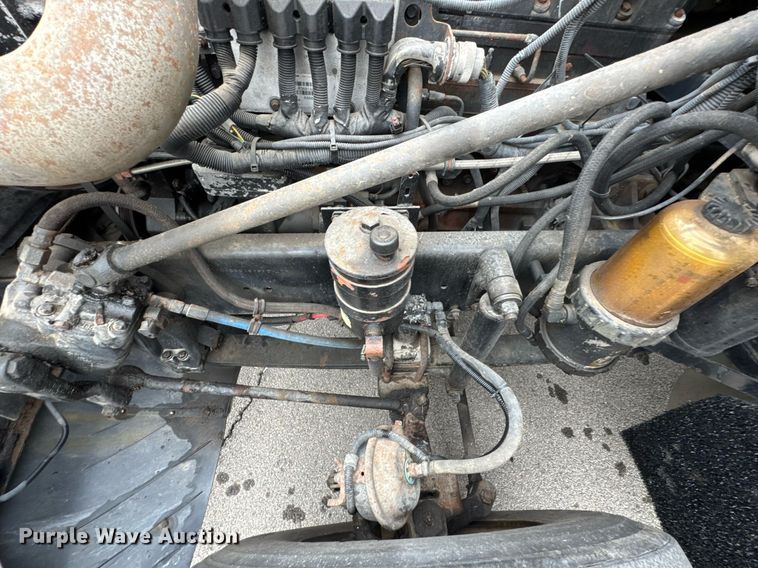 image for item DO0751 2000 Freightliner FLD semi truck