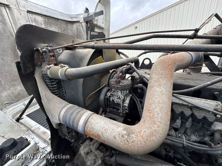 image for item DO0751 2000 Freightliner FLD semi truck