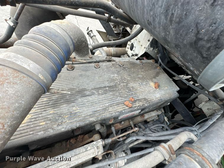 image for item DO0751 2000 Freightliner FLD semi truck