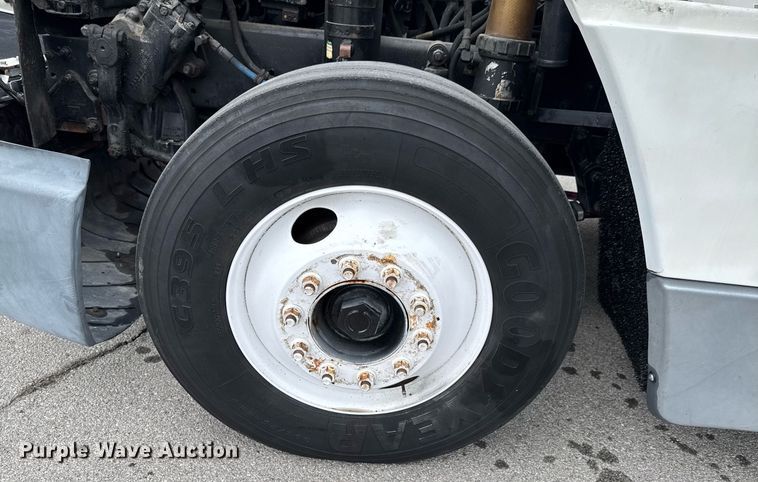 image for item DO0751 2000 Freightliner FLD semi truck