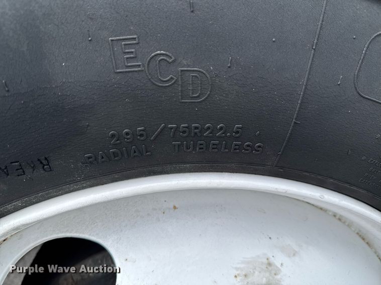 image for item DO0751 2000 Freightliner FLD semi truck