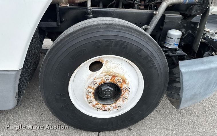 image for item DO0751 2000 Freightliner FLD semi truck