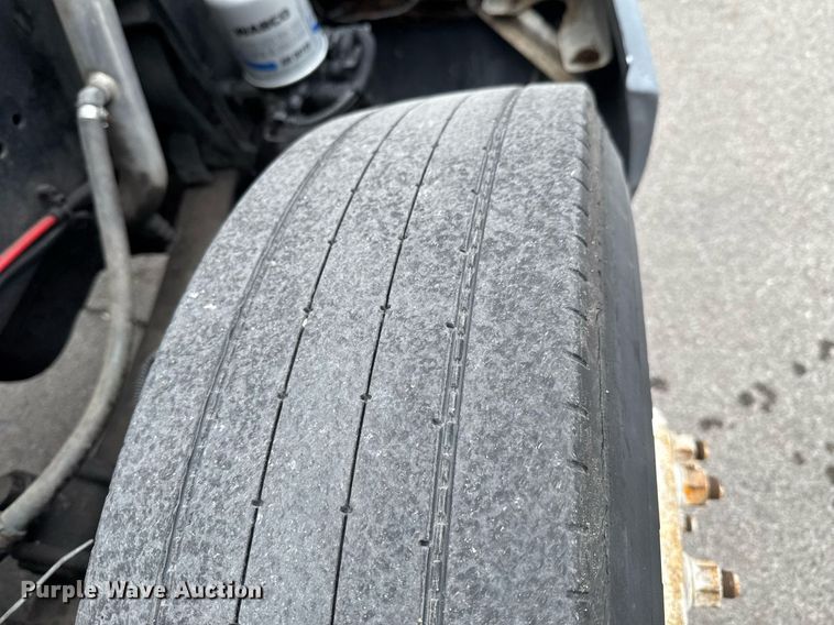 image for item DO0751 2000 Freightliner FLD semi truck