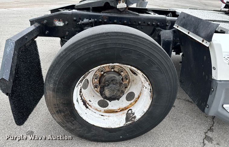 image for item DO0751 2000 Freightliner FLD semi truck