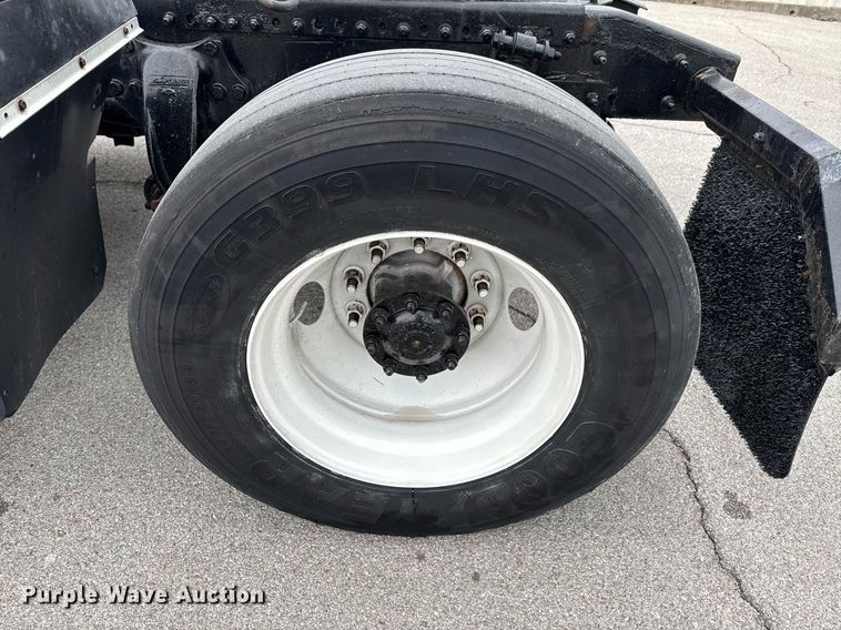 image for item DO0751 2000 Freightliner FLD semi truck