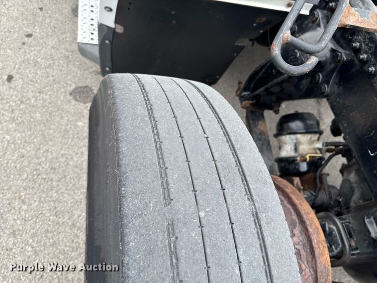 image for item DO0751 2000 Freightliner FLD semi truck