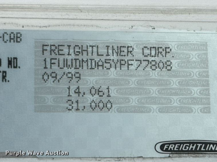 image for item DO0751 2000 Freightliner FLD semi truck